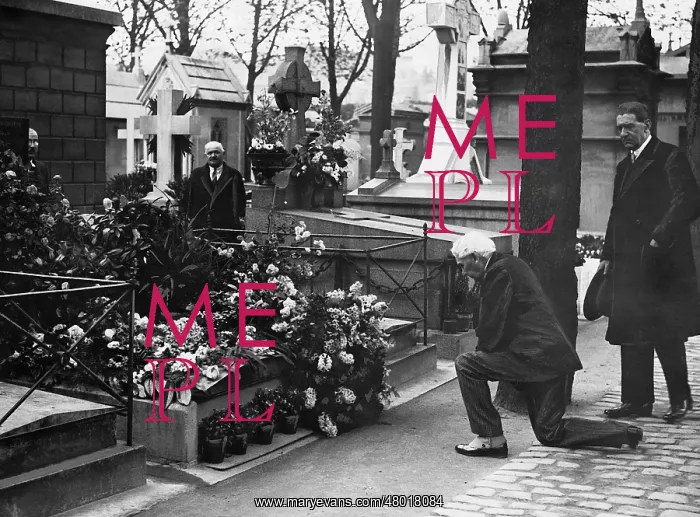 : Frank Billings Kellogg at the grave of Aristide Briand, 1932 : Frank Billings Kellogg at the grave of Aristide Briand, 1932