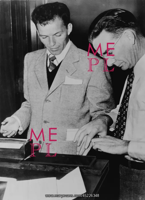 : Frank Sinatra (1915-1998) getting fingerprints ? : Frank Sinatra (1915-1998) getting fingerprints ?