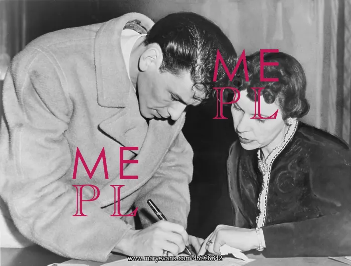 : Frank Sinatra (1915-1998), signs his induction ? : Frank Sinatra (1915-1998), signs his induction ?