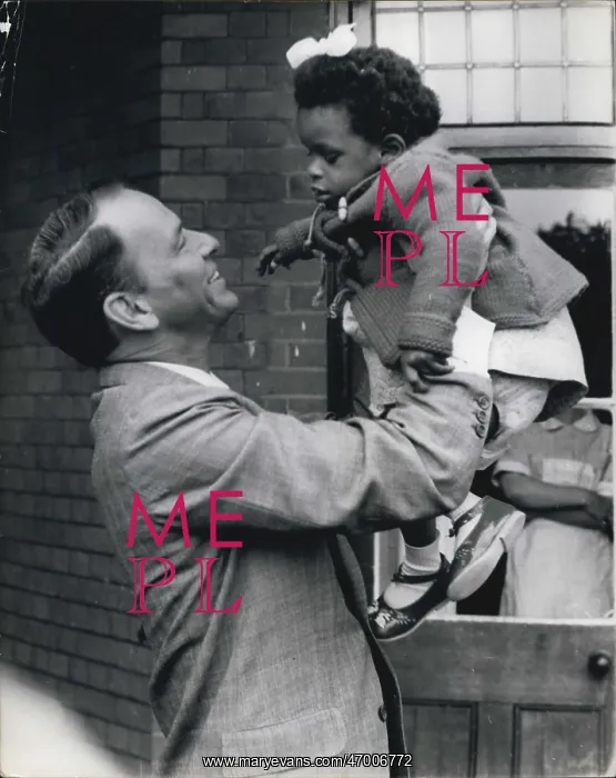 : Frank Sinatra at blind children's home, Northwood, Middlesex : Frank Sinatra at blind children's home, Northwood, Middlesex