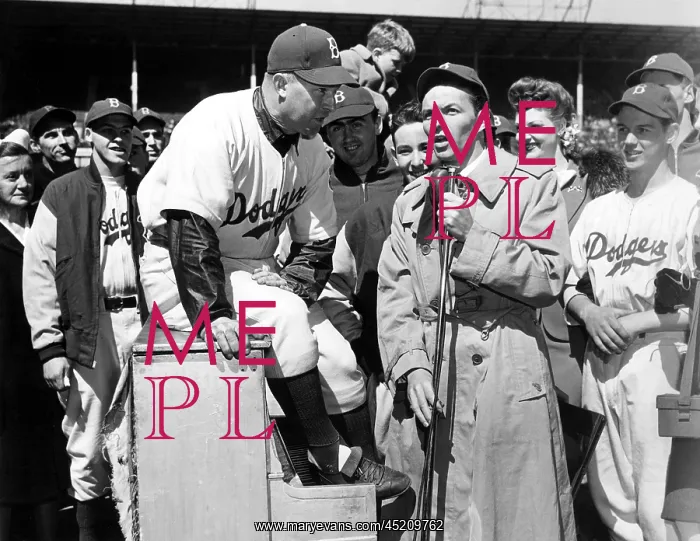 : Frank Sinatra sings at a Brooklyn Dodgers ? : Frank Sinatra sings at a Brooklyn Dodgers ?