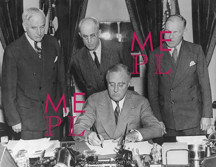 : Franklin Delano Roosevelt signs the declaration of autonomy : Franklin Delano Roosevelt signs the declaration of autonomy