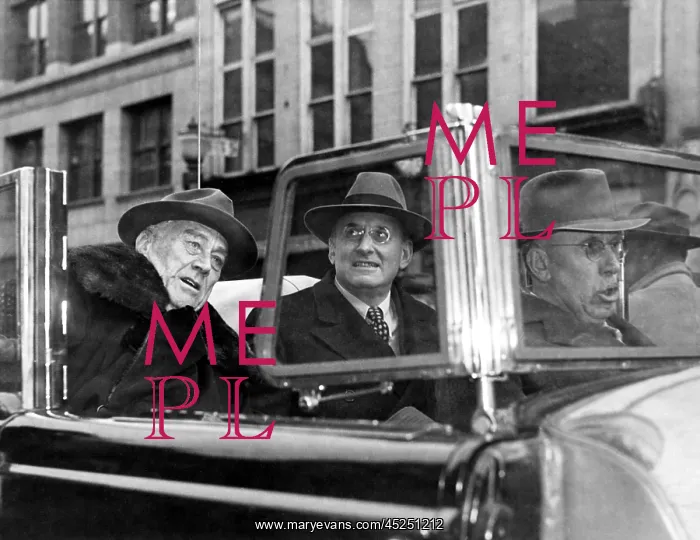: Franklin Roosevelt campaigns for a fourth term : Franklin Roosevelt campaigns for a fourth term