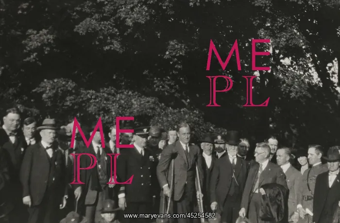 : Franklin Roosevelt on crutches in a group of men : Franklin Roosevelt on crutches in a group of men