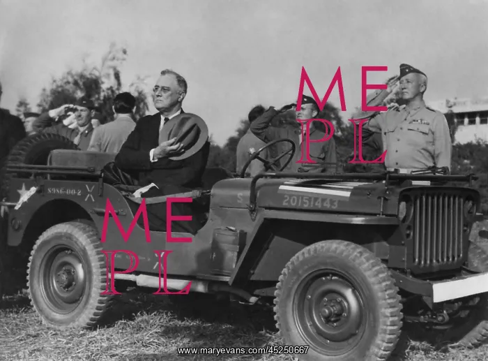 : Franklin Roosevelt reviewing troops at Rabat : Franklin Roosevelt reviewing troops at Rabat