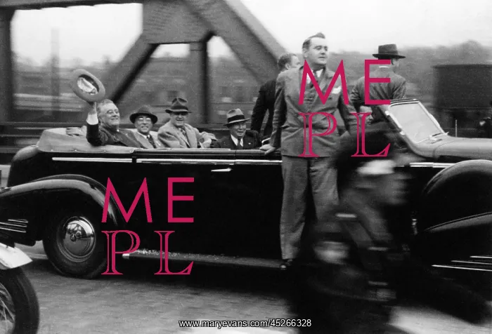 : Franklin Roosevelt riding during the 1940 campaign : Franklin Roosevelt riding during the 1940 campaign