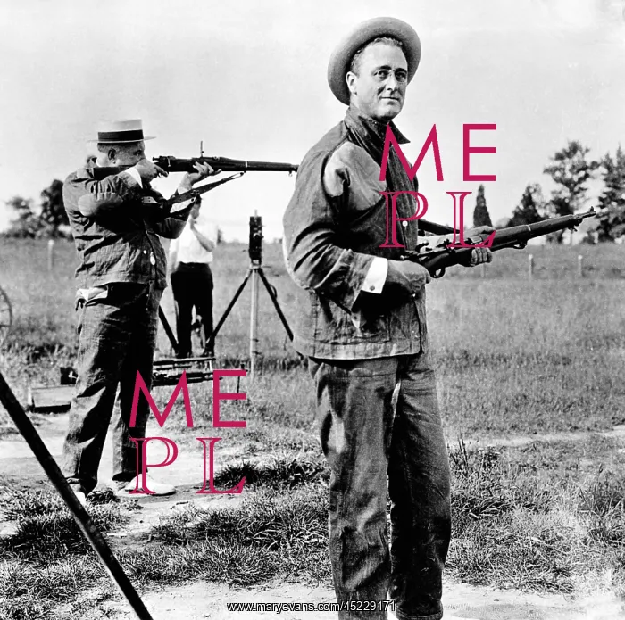 : Franklin Roosevelt on a rifle range at Indian ? : Franklin Roosevelt on a rifle range at Indian ?
