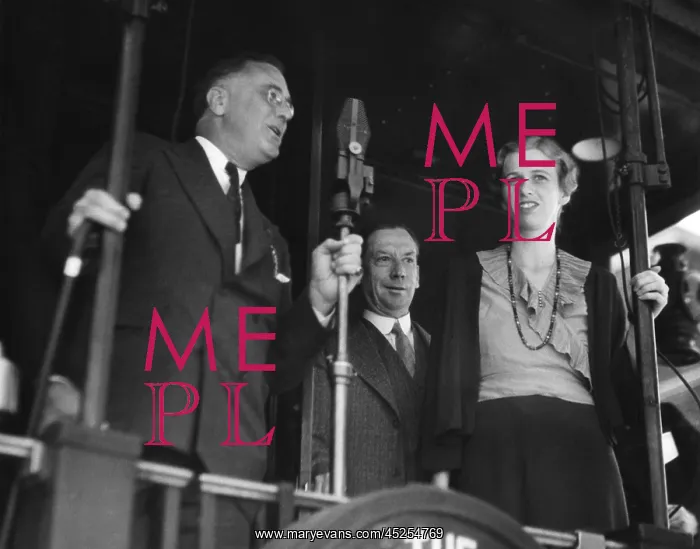 : Franklin Roosevelt speaking from a train at Redding : Franklin Roosevelt speaking from a train at Redding