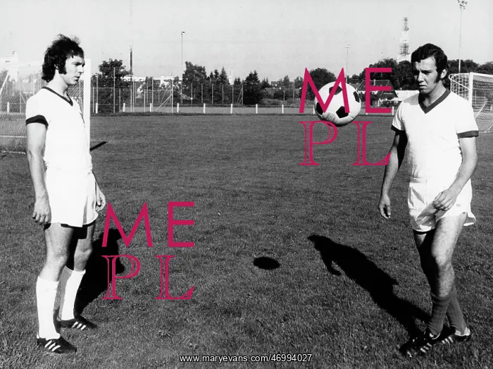 : Franz Beckenbauer practicing soccer with a teammate : Franz Beckenbauer practicing soccer with a teammate