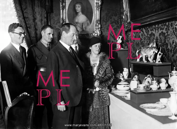 : Franz Ritter von Epp with Ms Sperr in the Bavarian embassy i : Franz Ritter von Epp with Ms Sperr in the Bavarian embassy i