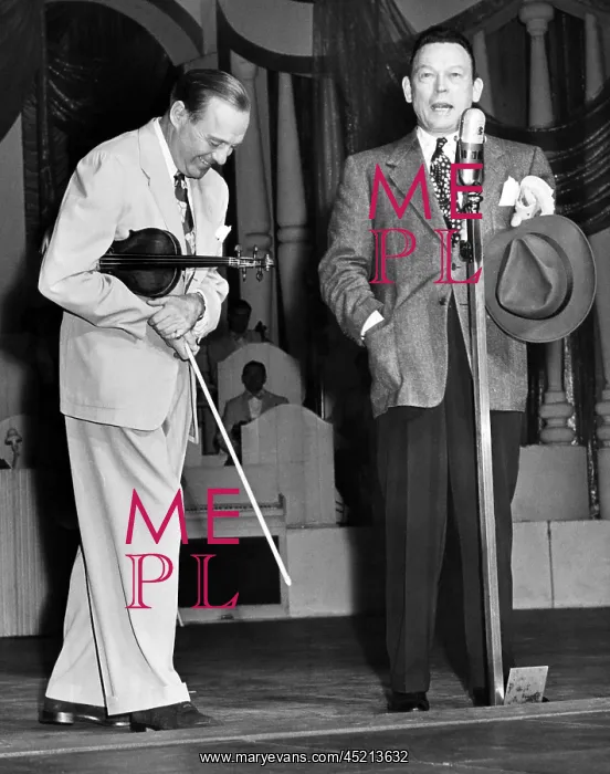 : Fred Allen (right) interrupts Jack Benny's ? : Fred Allen (right) interrupts Jack Benny's ?