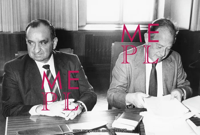 : Fred Sinowatz in trial against Alfred Worm : Fred Sinowatz in trial against Alfred Worm