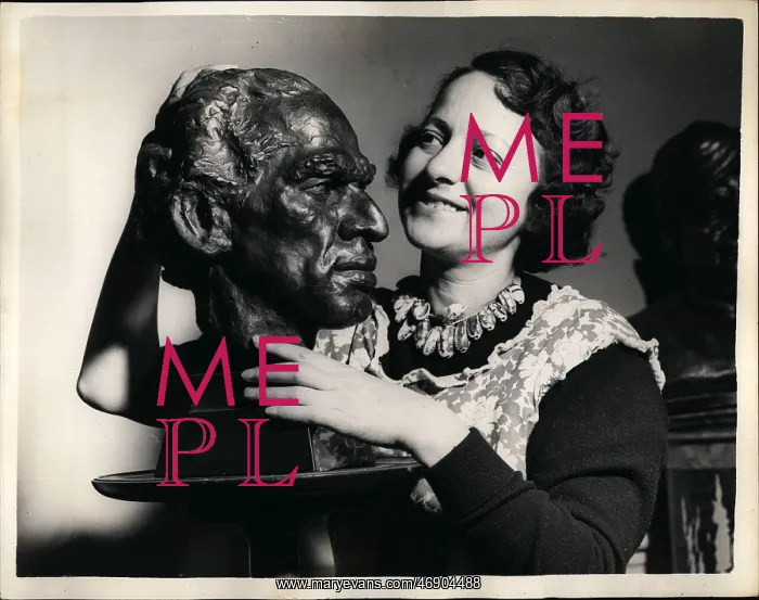 : Fredda Brilliant, sculptor and actress, with bronze bust : Fredda Brilliant, sculptor and actress, with bronze bust
