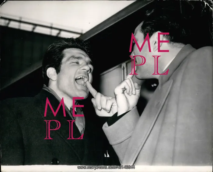 : Freddie Mills and Joey Maxim comparing damaged teeth : Freddie Mills and Joey Maxim comparing damaged teeth