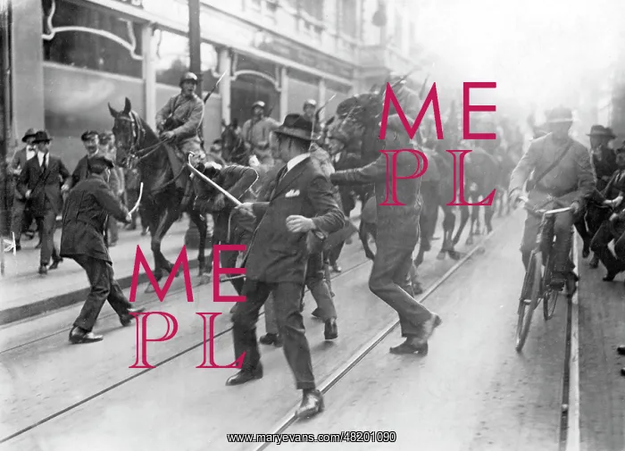 : French cavalrymen intervene between separatists and their op : French cavalrymen intervene between separatists and their op