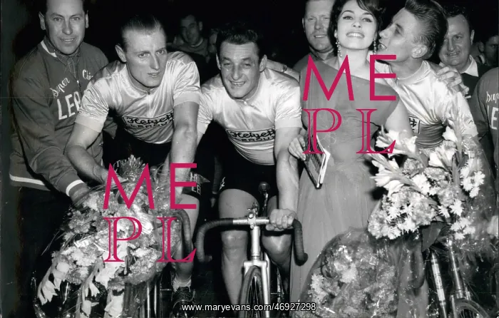 : French cyclists and Queen of Six Days : French cyclists and Queen of Six Days