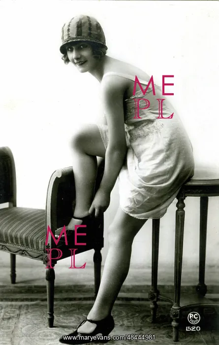  : French glamour postcard