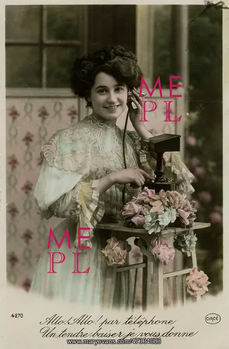  : FRENCH LADY ON PHONE