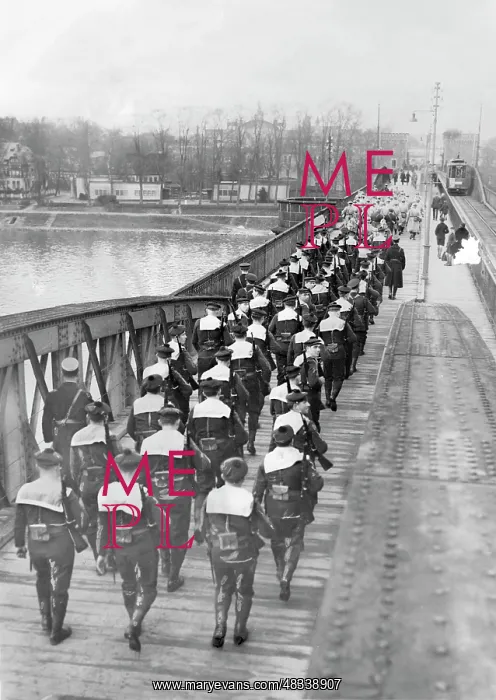 : French marines evacuate Koblenz, 1929 : French marines evacuate Koblenz, 1929