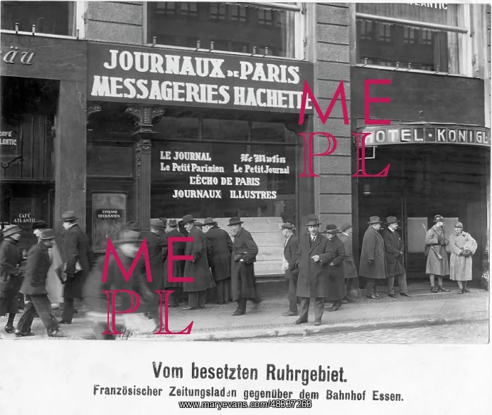 : French newspaper shop in Essen, 1923 : French newspaper shop in Essen, 1923