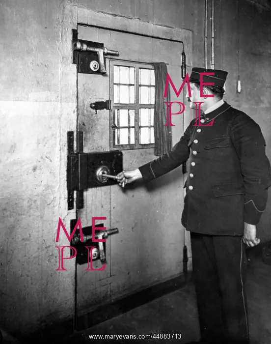 : FRENCH PRISON GUARD : FRENCH PRISON GUARD