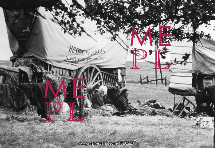 : French refugees in the countryside, 1940 : French refugees in the countryside, 1940