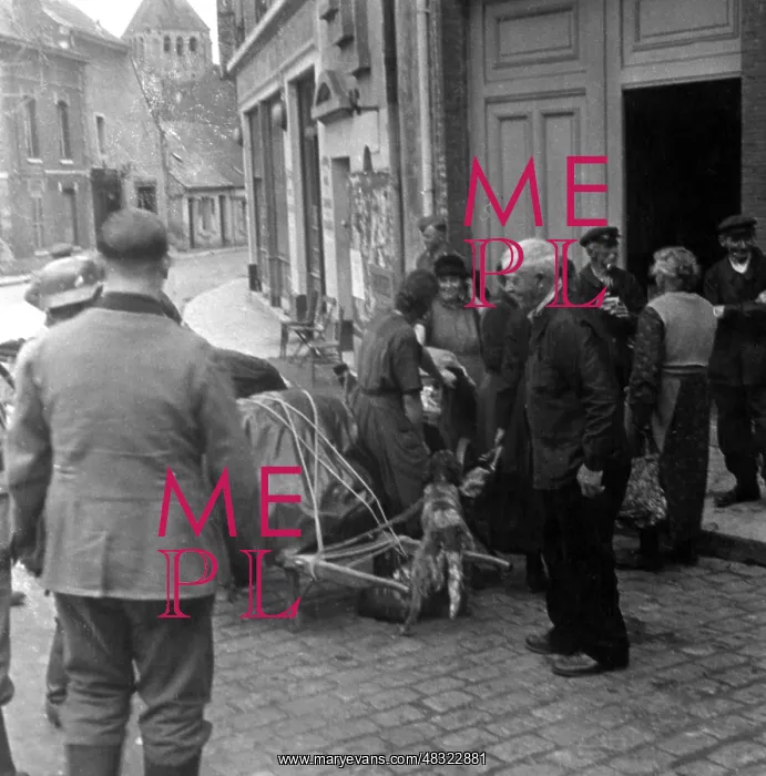 : French refugees in Laon, 1940 : French refugees in Laon, 1940