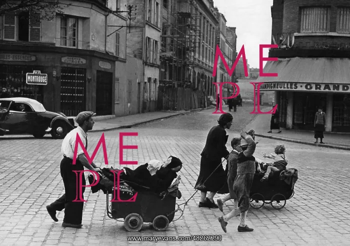 : French refugees in Paris, 1940 : French refugees in Paris, 1940