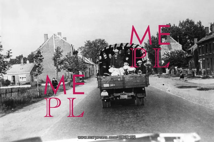 : French refugees returning home, 1940 : French refugees returning home, 1940