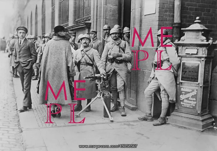 : French soldiers with a machine gun stationed at : French soldiers with a machine gun stationed at