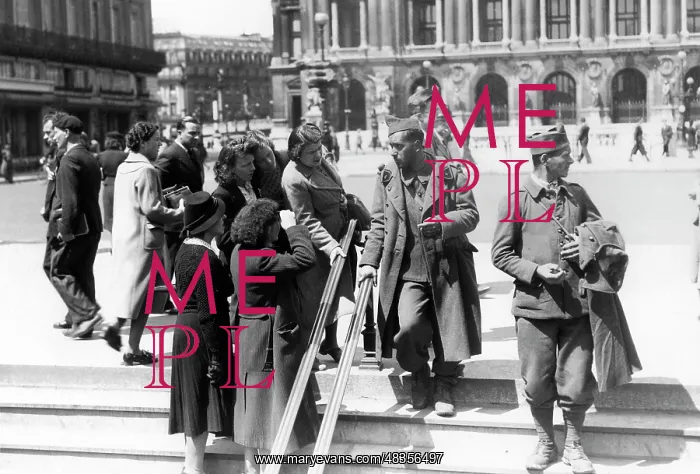 : French soldiers in Paris, 1940 : French soldiers in Paris, 1940