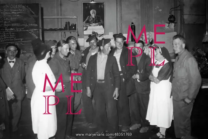 : French soldiers are released from captivity, 1940 : French soldiers are released from captivity, 1940