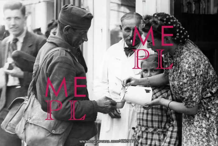 : French soldiers are released from captivity, 1940 : French soldiers are released from captivity, 1940