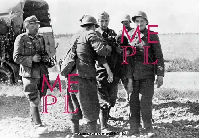 : French soldiers with a wounded, 1940 : French soldiers with a wounded, 1940
