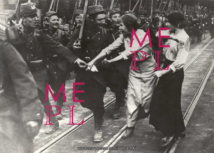 : FRENCH TROOPS OFF TO WAR : FRENCH TROOPS OFF TO WAR