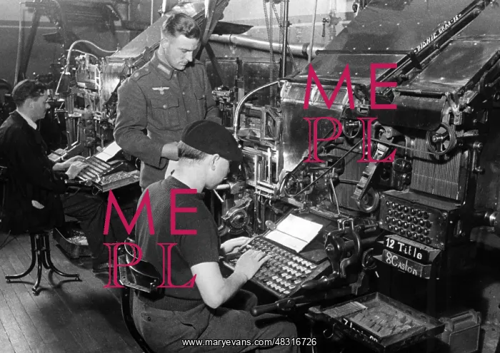 : French typesetters on typesetting machines, 1940 : French typesetters on typesetting machines, 1940