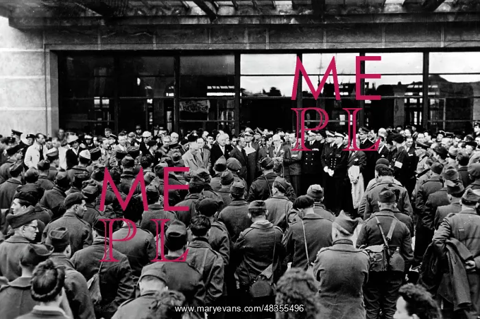 : French war prisoners at the Compiegne station, 1943 : French war prisoners at the Compiegne station, 1943