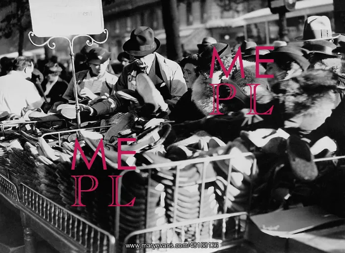 : A frenzy of shoppers in Paris, 1936 : A frenzy of shoppers in Paris, 1936