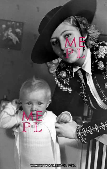 : Frieda Sembach-Krone with daughter Christel, 1937 : Frieda Sembach-Krone with daughter Christel, 1937