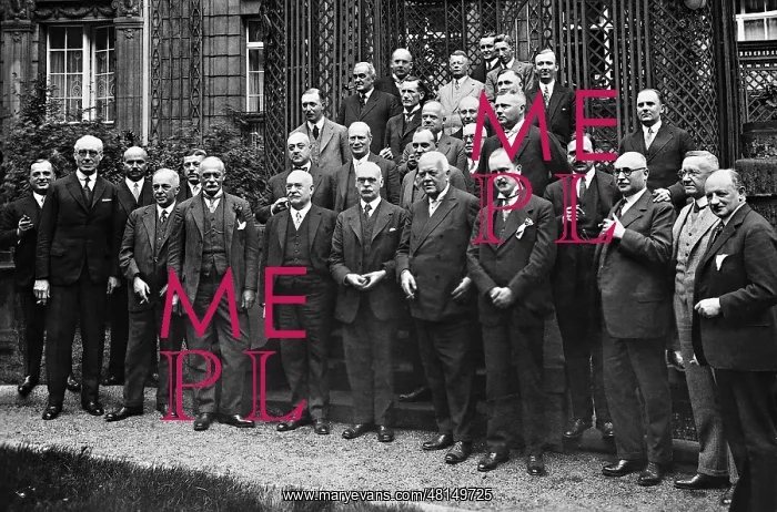 : Friedrich Carl Duisberg with representatives of the British : Friedrich Carl Duisberg with representatives of the British