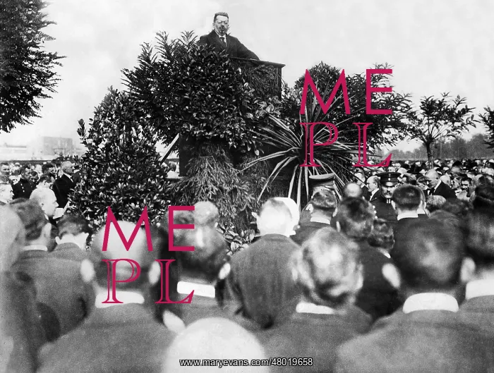 : Friedrich Ebert holds a speech in Oppau, 1921 : Friedrich Ebert holds a speech in Oppau, 1921