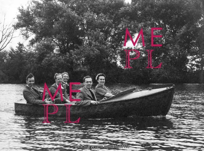 : Five Friends in a very small motor boat on the River Thames : Five Friends in a very small motor boat on the River Thames