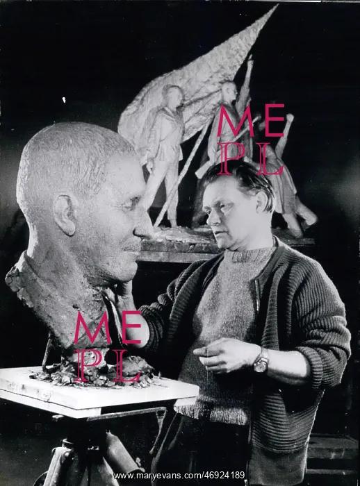 : Fritz Cremer works on bust of Bertold Brecht : Fritz Cremer works on bust of Bertold Brecht
