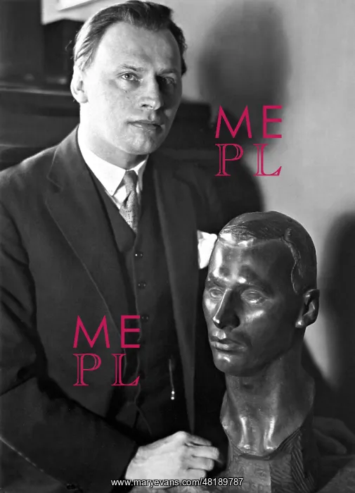 : Fritz Rasp with a portrait bust, 1929 : Fritz Rasp with a portrait bust, 1929