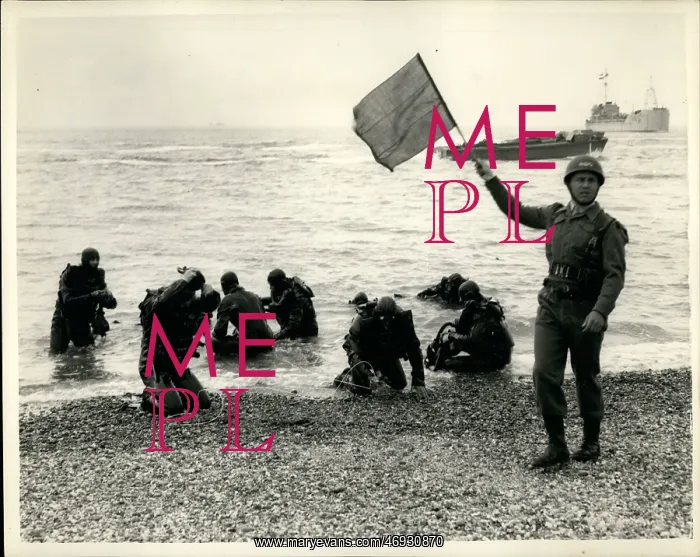 : Frogmen in joint forces demonstration, Eastney, UK : Frogmen in joint forces demonstration, Eastney, UK