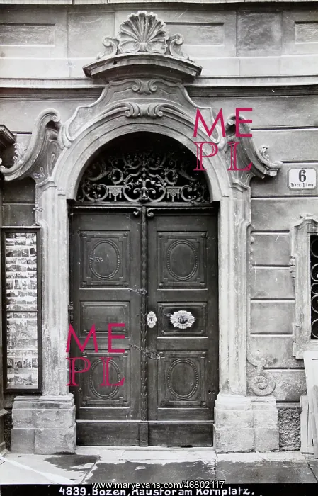 : Front-door at Kornplatz in Bolzano : Front-door at Kornplatz in Bolzano