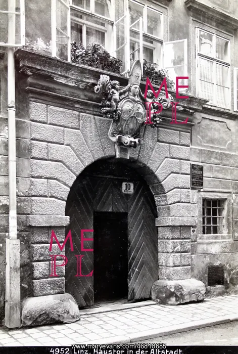 : Front-door of Kremsmunsterer Hof in Linz : Front-door of Kremsmunsterer Hof in Linz