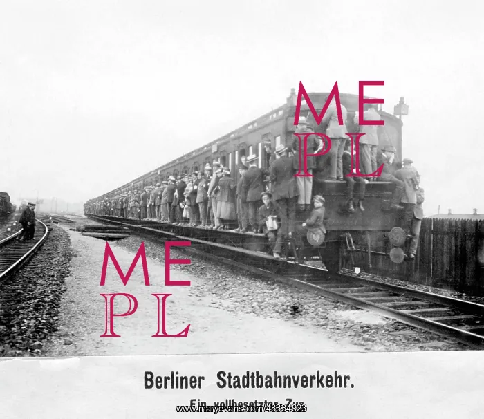 : Fully occupied train during the traffic strike in Berlin : Fully occupied train during the traffic strike in Berlin
