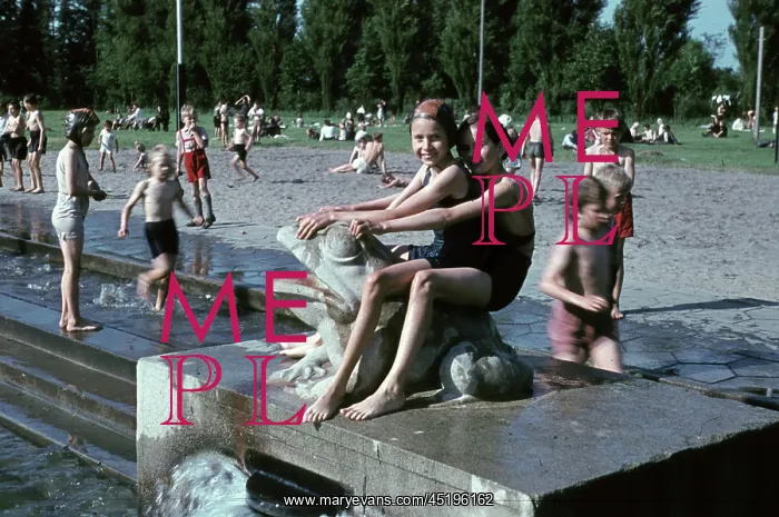 : Fun in open-air pool Leuna 1948 : Fun in open-air pool Leuna 1948