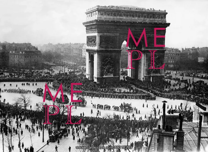 : Funeral procession of Aristide Briand at the Arc de Triomphe : Funeral procession of Aristide Briand at the Arc de Triomphe